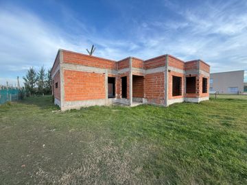 CASA EN VENTA 5 AMBIENTES - LOMAS DE EZEIZA