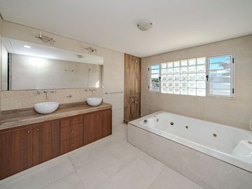 VENTA CASA 6 AMB FLORES PISCINA COCHERA PERMUTA