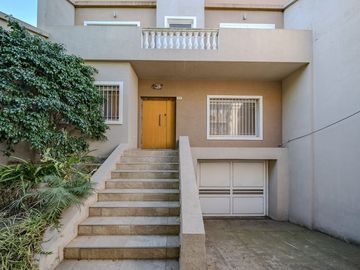 VENTA CASA 6 AMB FLORES PISCINA COCHERA PERMUTA