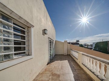 VENTA CASA 6 AMB FLORES PISCINA COCHERA PERMUTA
