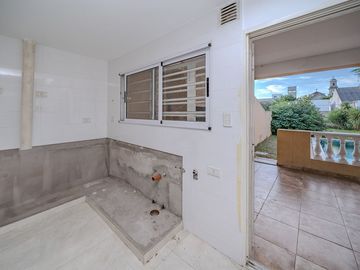 VENTA CASA 6 AMB FLORES PISCINA COCHERA PERMUTA