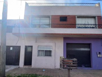 VENTA CASA MULTIFAMILIAR 2 PLANTAS, PATIO Y LOCAL