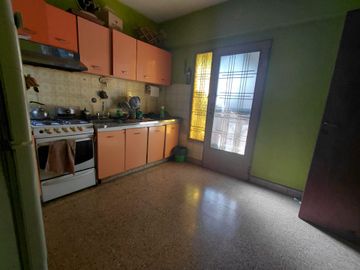VENTA CASA MULTIFAMILIAR 2 PLANTAS, PATIO Y LOCAL