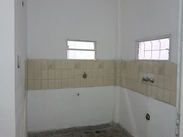 VENTA GALPON 295 m2 C/OFICINAS 95 M2, LA TABLADA