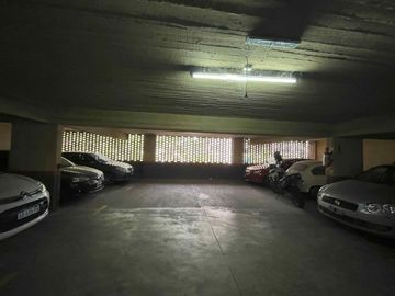 En Venta COCHERA FIJA Y CUBIERTA ASCENSOR - FLORES