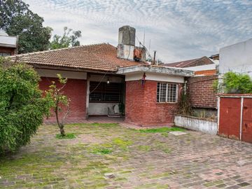 Casa en venta en Wilde con jardin