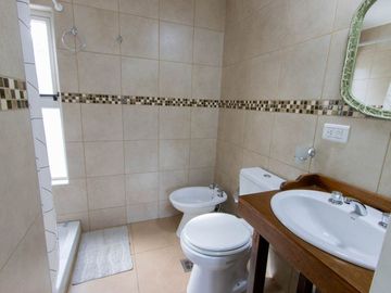 VENTA CASA + 3 DEPARTAMENTOS ORIENTADO A RENTA