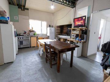 VENTA CASA + 3 DEPARTAMENTOS ORIENTADO A RENTA