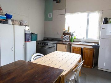 VENTA CASA + 3 DEPARTAMENTOS ORIENTADO A RENTA