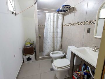 VENTA CASA + 3 DEPARTAMENTOS ORIENTADO A RENTA