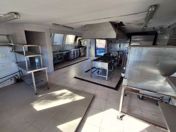 Venta local 390 mts2 en Punta Chica Victoria