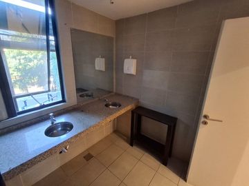 Venta local 390 mts2 en Punta Chica Victoria