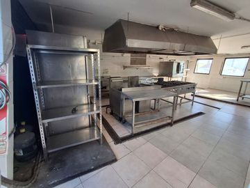 Venta local 390 mts2 en Punta Chica Victoria