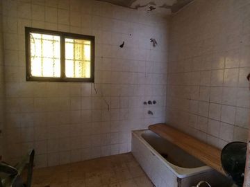 VENTA DE QUINTA, 3 CASAS+SALON COMERCIAL, PISCINA.