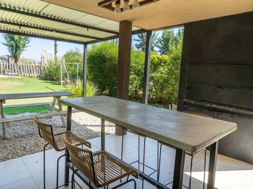 VENTA CASA 5amb B. SAN ISIDRO LABRADOR,DIQUE LUJAN
