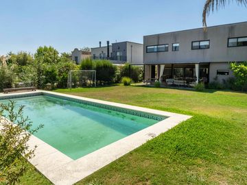 VENTA CASA 5amb B. SAN ISIDRO LABRADOR,DIQUE LUJAN