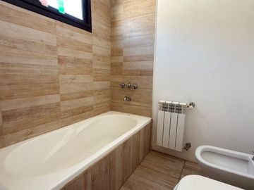 VENTA CASA 5amb B. SAN ISIDRO LABRADOR,DIQUE LUJAN
