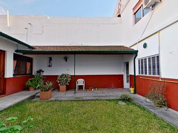 CASA EN VENTA 5 AMB FLORES / IDEAL TRES FAMILIAS!