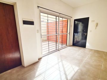MODERNO PH 2 AMBIENTES CON PATIO APTO PROFESIONAL