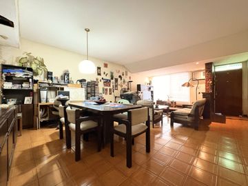 VENTA CASA 4 AMB EN FLORES CON COCHERA Y JARDIN