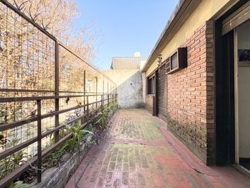 VENTA CASA 4 AMB EN FLORES CON COCHERA Y JARDIN