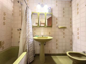 VENTA CASA 4 AMB EN FLORES CON COCHERA Y JARDIN