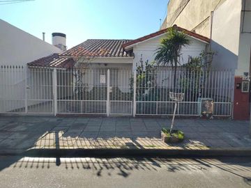 CASA T/CHALET DE 3 DORM. COCHERA, PATIO, QUINCHO