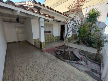 CASA T/CHALET DE 3 DORM. COCHERA, PATIO, QUINCHO