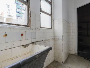 Oportunidad oficina 5 amb. 3 baños a refaccionar