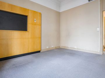 Oportunidad oficina 5 amb. 3 baños a refaccionar