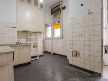 Oportunidad oficina 5 amb. 3 baños a refaccionar