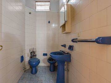 Oportunidad oficina 5 amb. 3 baños a refaccionar
