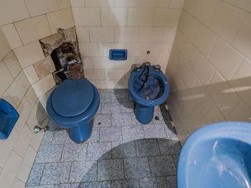 Oportunidad oficina 5 amb. 3 baños a refaccionar