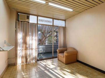 OFICINA Comercial con GUARDACOCHES Caseros Centro