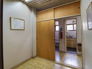 OFICINA Comercial con GUARDACOCHES Caseros Centro