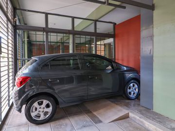 OFICINA Comercial con GUARDACOCHES Caseros Centro