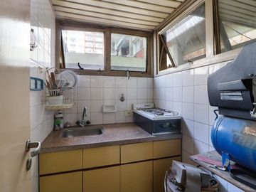 OFICINA Comercial con GUARDACOCHES Caseros Centro