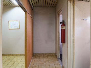 OFICINA Comercial con GUARDACOCHES Caseros Centro
