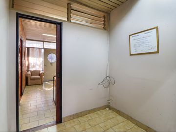 OFICINA Comercial con GUARDACOCHES Caseros Centro