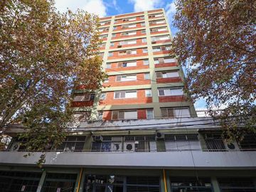 OFICINA Comercial con GUARDACOCHES Caseros Centro