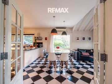 Venta casa 5 dorm Ayres de Pilar al Parque Central