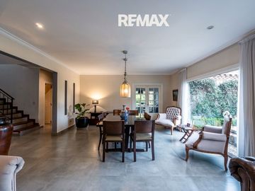 Venta casa 5 dorm Ayres de Pilar al Parque Central