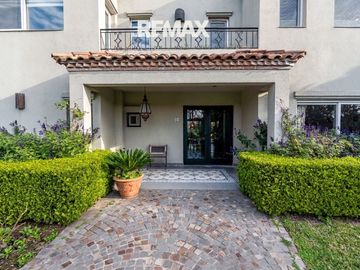 Venta casa 5 dorm Ayres de Pilar al Parque Central