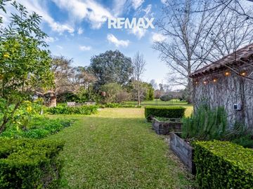 Venta casa 5 dorm Ayres de Pilar al Parque Central