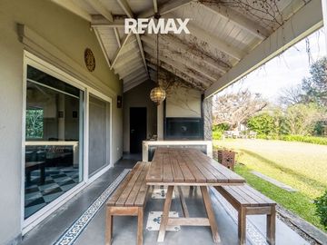 Venta casa 5 dorm Ayres de Pilar al Parque Central