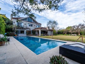 Venta casa 5 dorm Ayres de Pilar al Parque Central