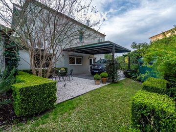 Venta casa 5 dorm Ayres de Pilar al Parque Central