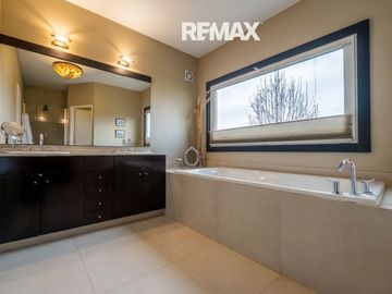 Venta casa 5 dorm Ayres de Pilar al Parque Central