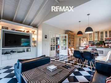 Venta casa 5 dorm Ayres de Pilar al Parque Central