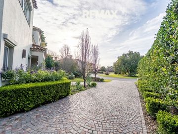 Venta casa 5 dorm Ayres de Pilar al Parque Central